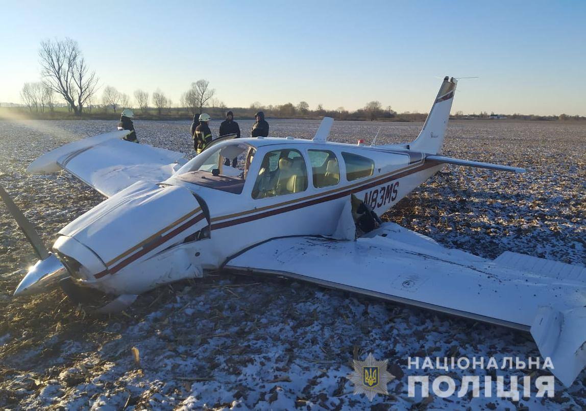 Полиция расследует причины падения самолета в Броварской районе 