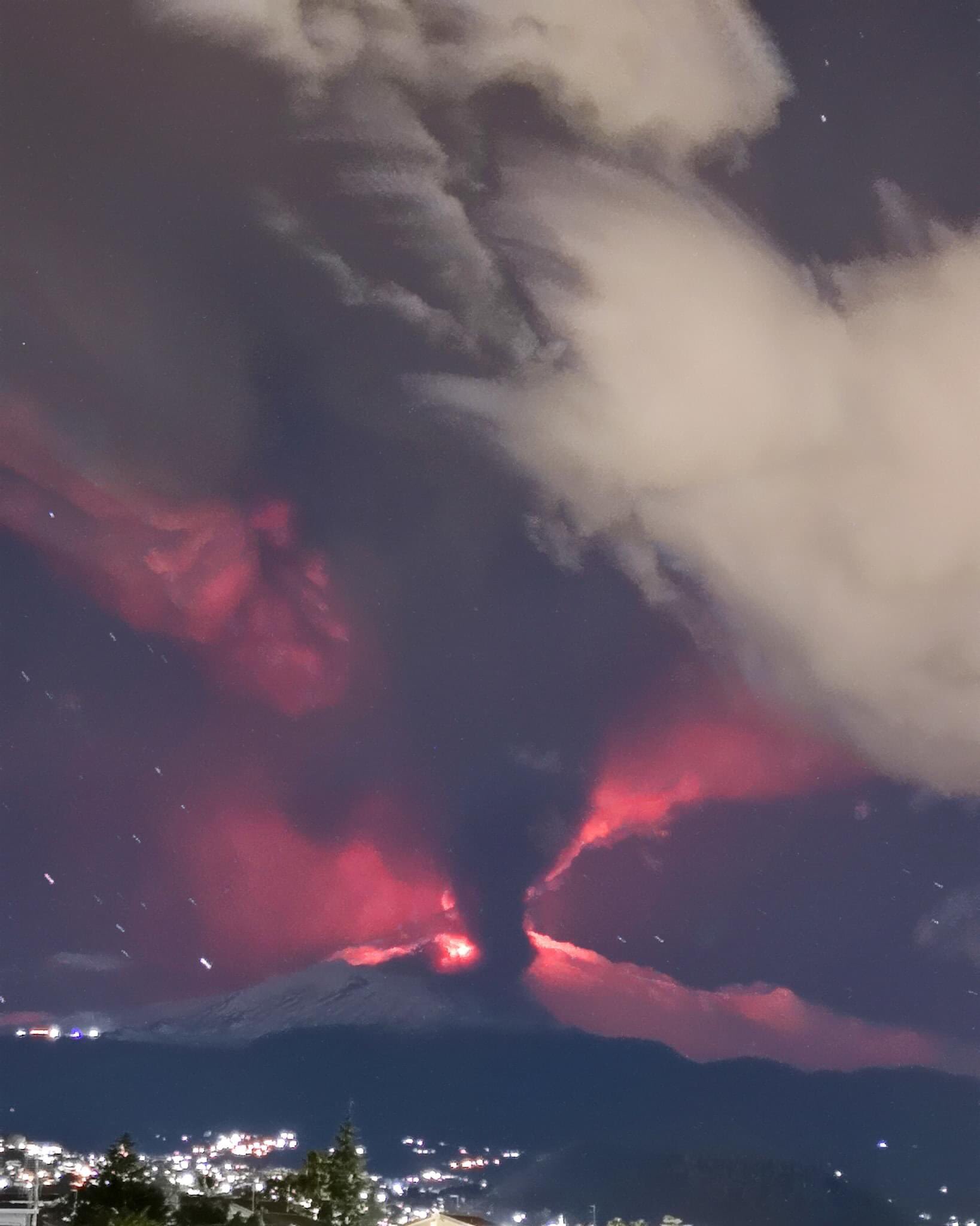 Этна - один из самых высоких (3329 метров) действующих вулканов Европы
