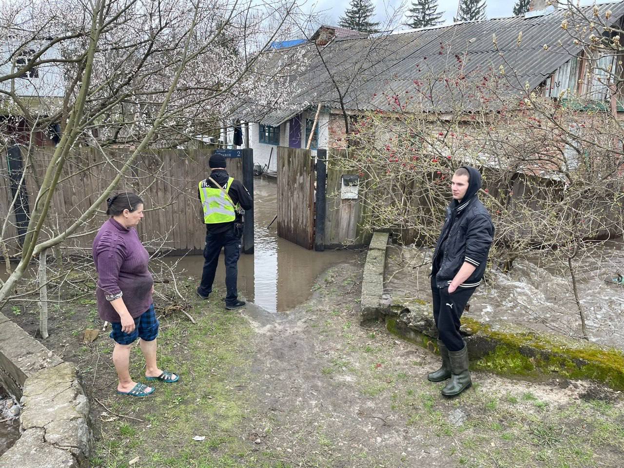 В Иванкове Киевской области затопило временную переправу