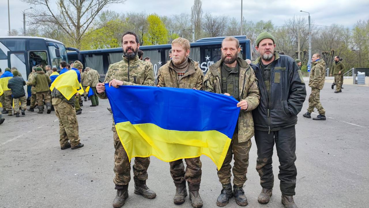 Українські військові повернулися додому з полону