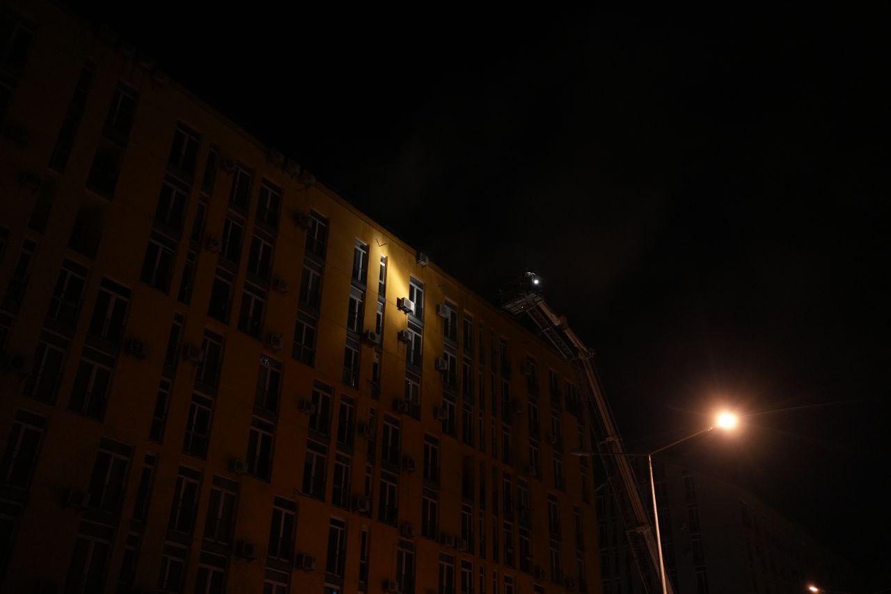Спасатели ликвидируют пожар после сбития российского БПЛА в Киеве
