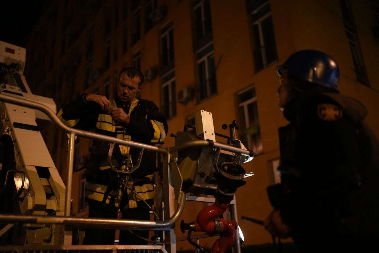 Спасатели ликвидируют пожар после сбития БПЛА в Киеве