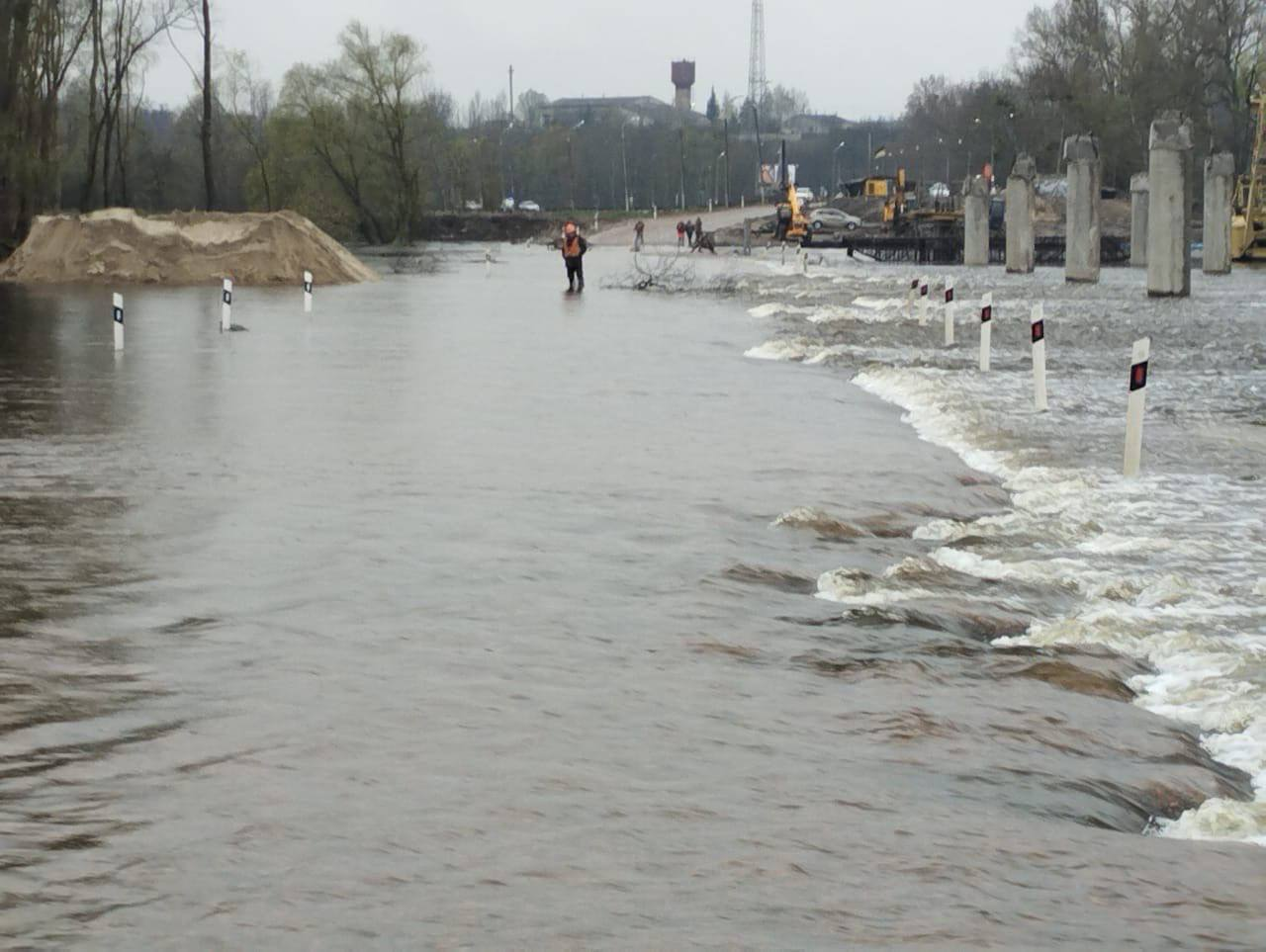 В Иванкове Киевской области затопило временную переправу