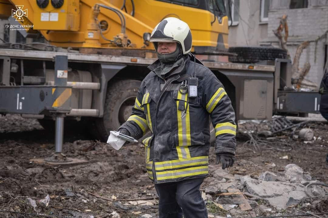 В Славянске Донецкой области продолжаются разборы завалов жилого дома