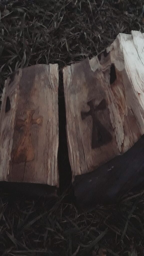Два креста внутри срубленного дерева