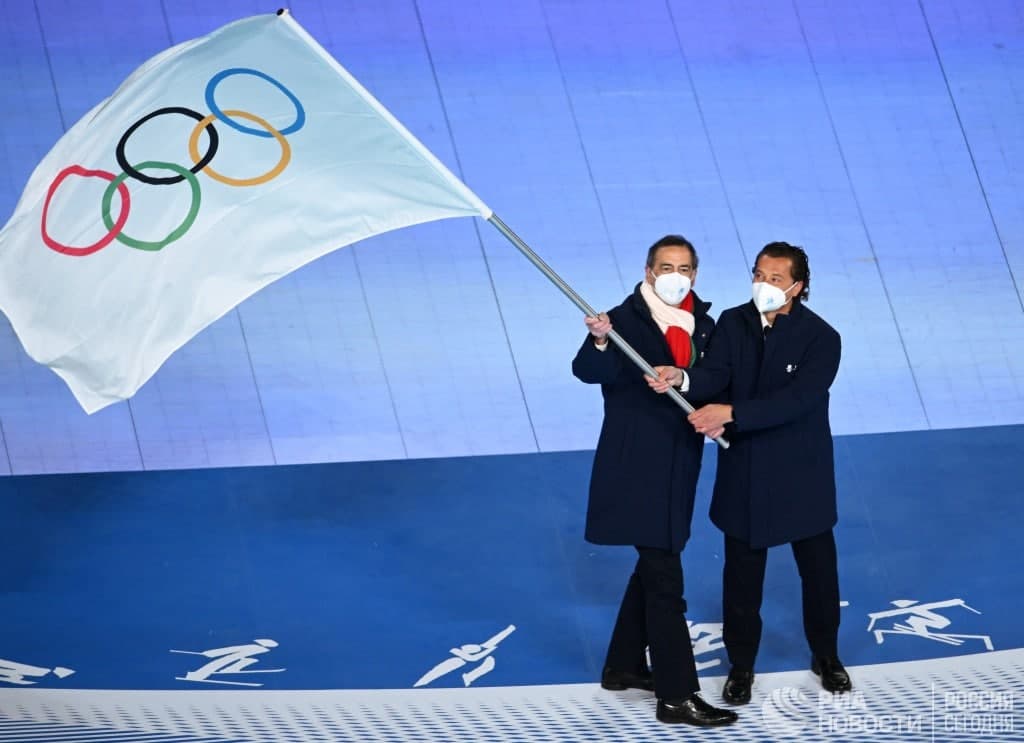 Передача олимпийского флага