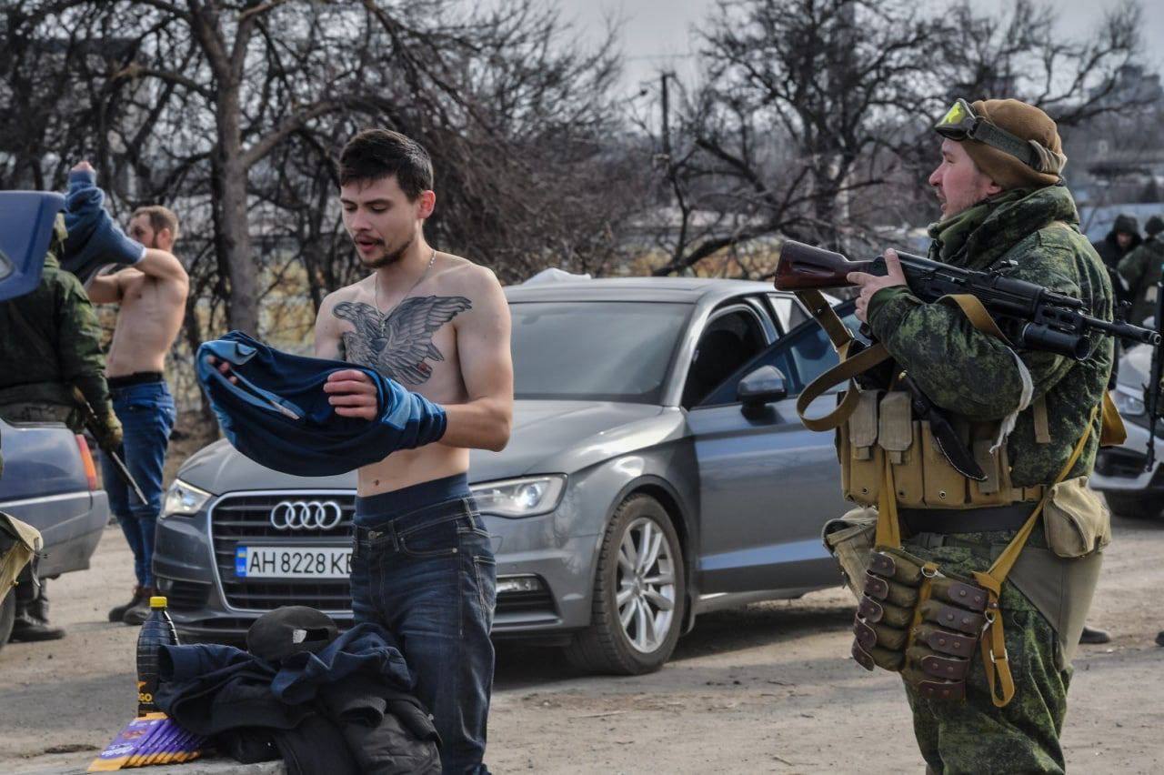 На выезде из Мариуполя ищут переодетых украинских военных