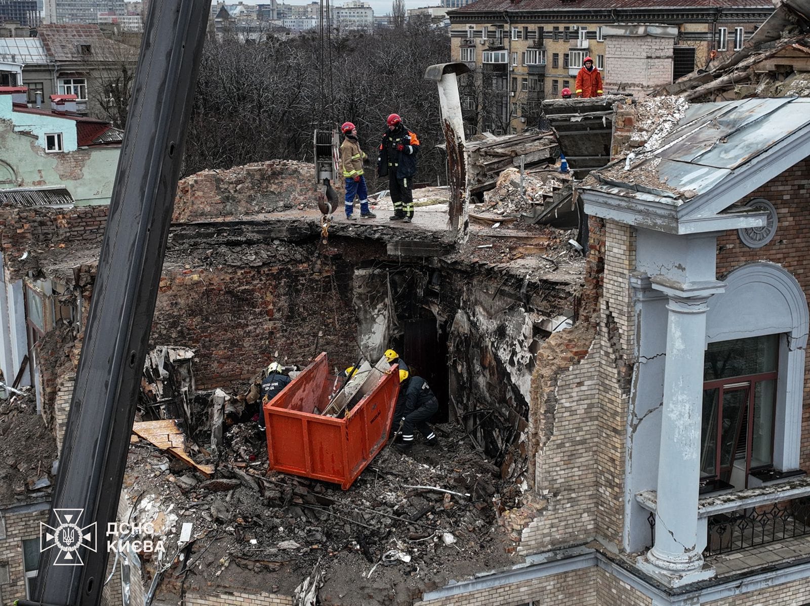 Фото (2) ліквідації наслідків удару дрону. Джерело - facebook.com/MNS.GOV.UA/