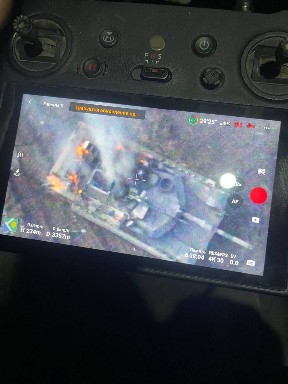 Фото подбитого танка на мониторе. Источник - Телеграм