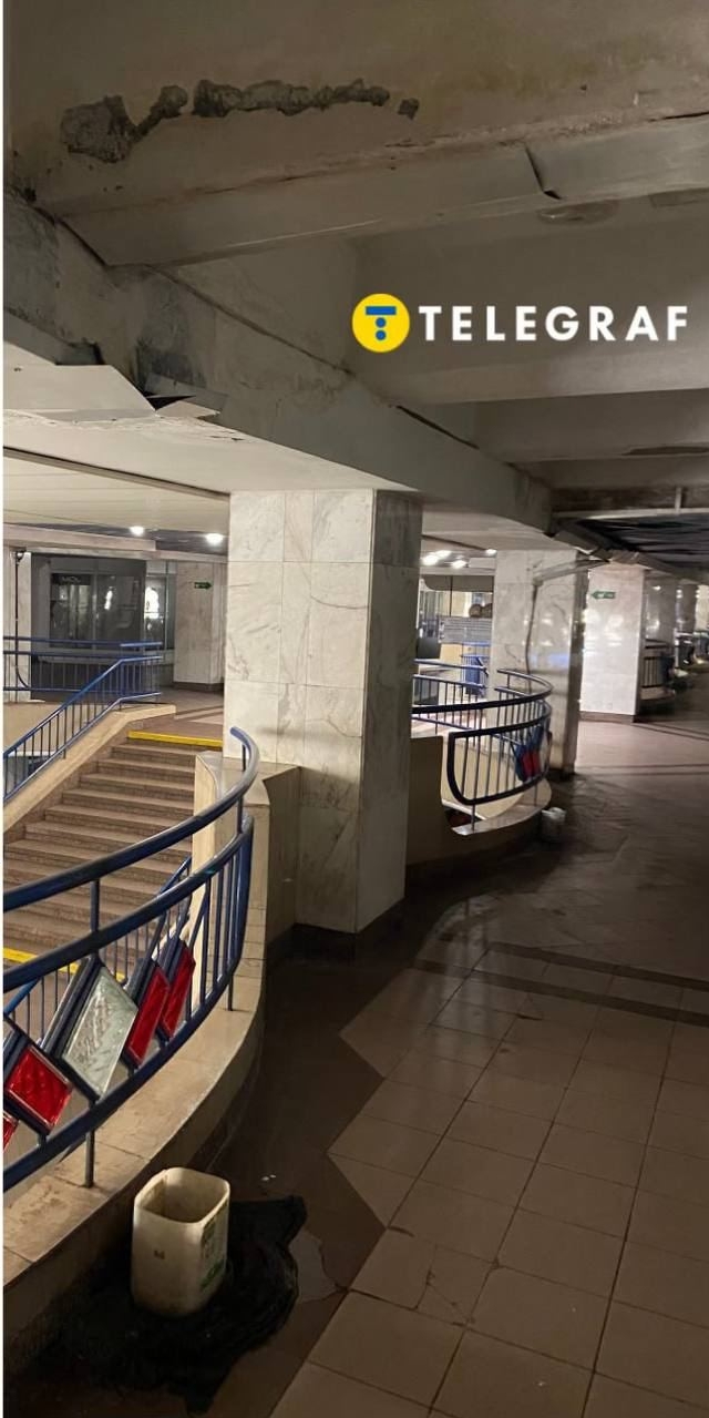 Фото (2) протекающей станции метро