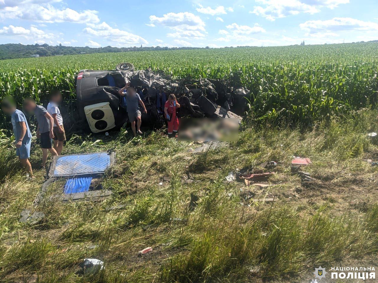 Фото смятого автобуса у дороги. Источник - Полиция