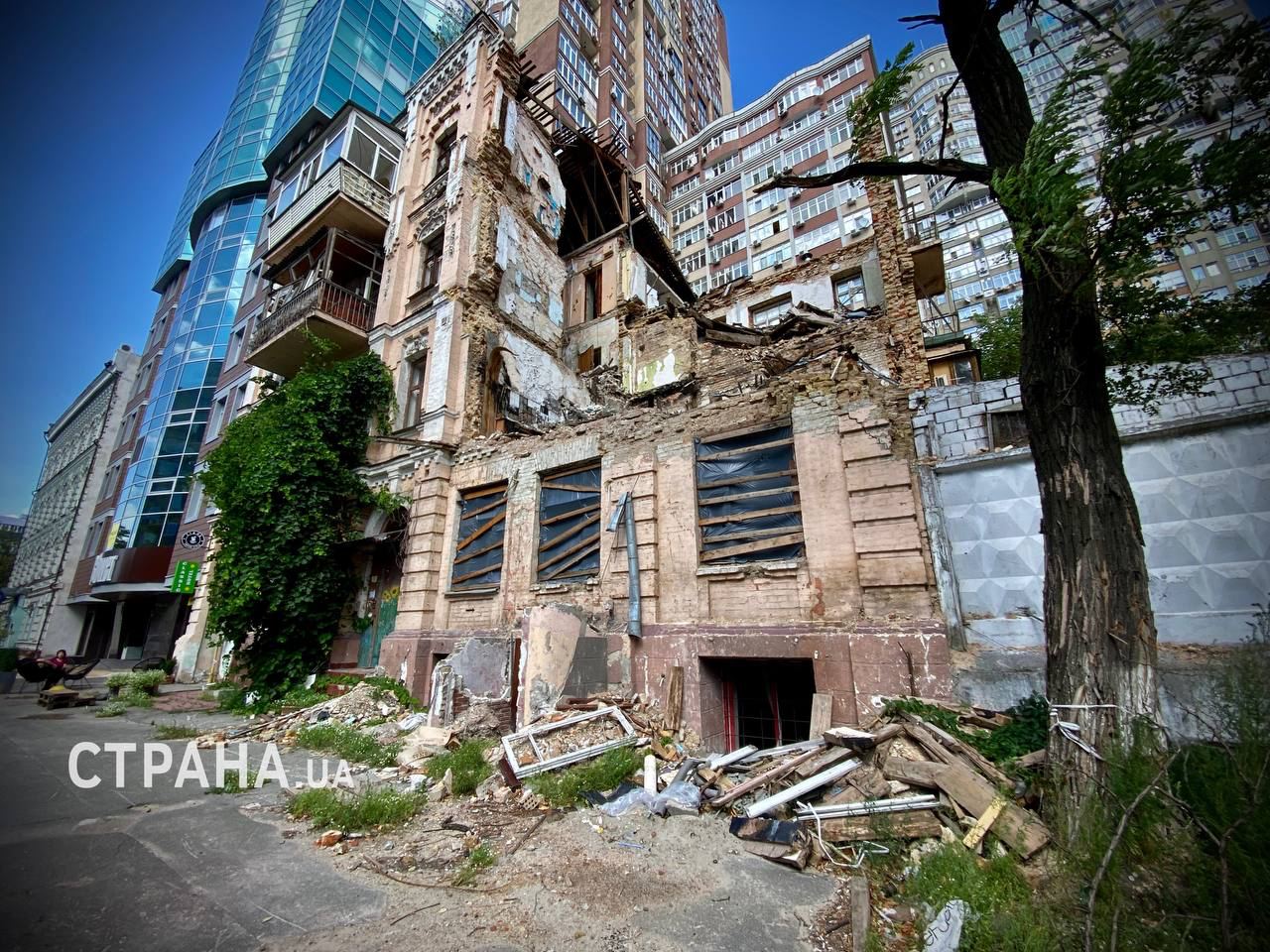 Фото (2) зруйнованого житлового будинку у Києві