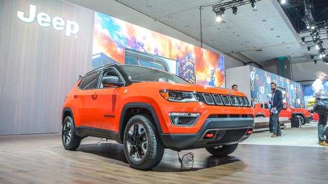 Jeep Compass 2017 стал солиднее на вид, а его внутренняя отделка гораздо качественнее. Кроме того, теперь кроссовер Jeep можно оснастить 1,4-литровым турбомотором и турбодизелями объемом 2,0 л
Фото: Jeep Compass/autocentre.ua